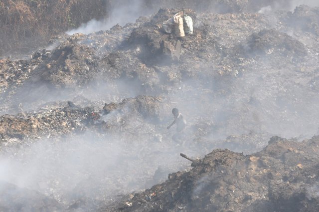 Autoridades de salud en alerta por incendio de vertedero en Haina 