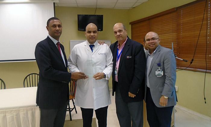 Ney Arias Lora premia ganadores de la VI Jornada Científica y II Internacional 
