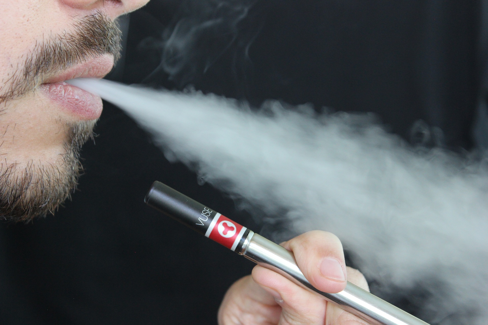 Someten proyecto de ley que prohíbe venta de vapes a menores 