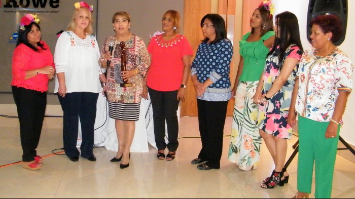 Círculo de Mujeres Internistas reconoce a la doctora Vilma Urbáez 
