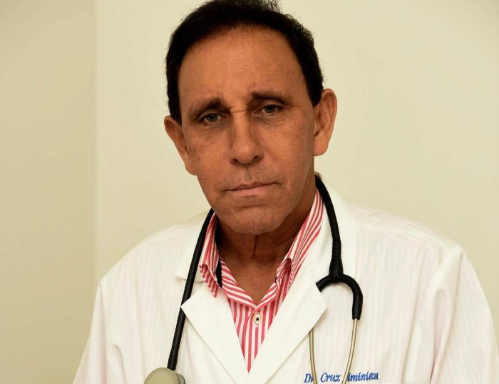 Dr. Cruz Jiminián en reposo tras presentar alteraciones cardíacas 