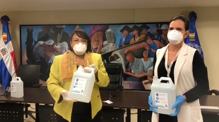 UASD fabrica gel antibacterial y lo entrega al Servicio Nacional de Salud 