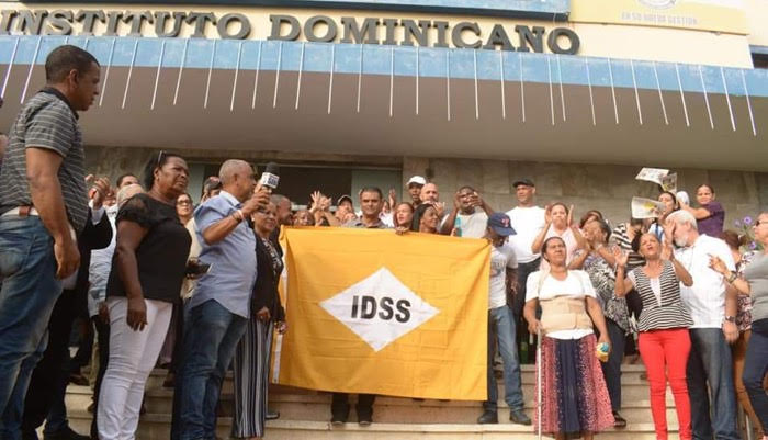 Exempleados del antiguo IDSS continúan demandando pagos atrasados 