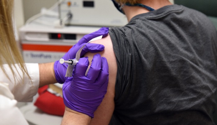 Reportan la primera reacción alérgica grave a la vacuna de Moderna 