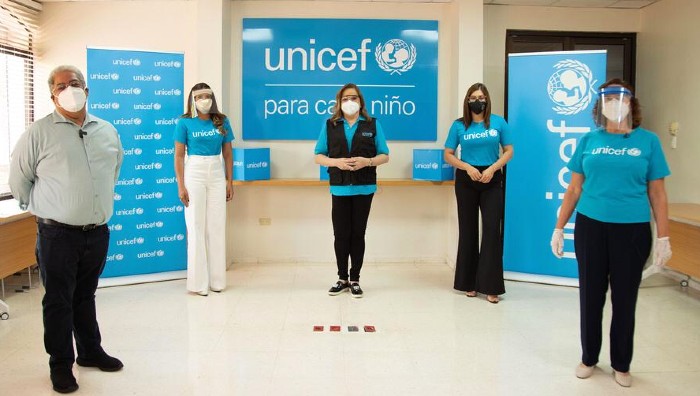 Donan equipos de protección para personal de salud 