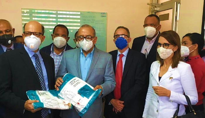 Ministro de Salud recorre centros de Puerto Plata 