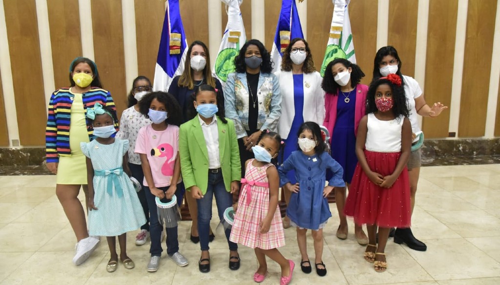 Niñas conmemoran su día asumiendo dirección del CONANI 