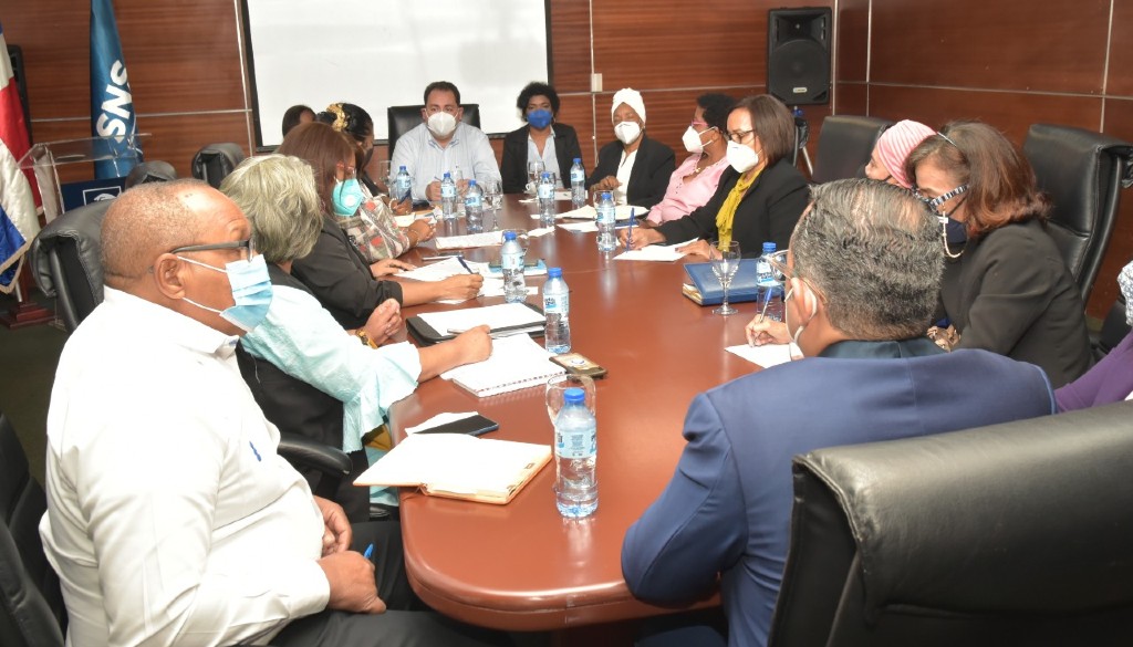 Director SNS y gremios de Salud conversan sobre reivindicaciones pendientes 