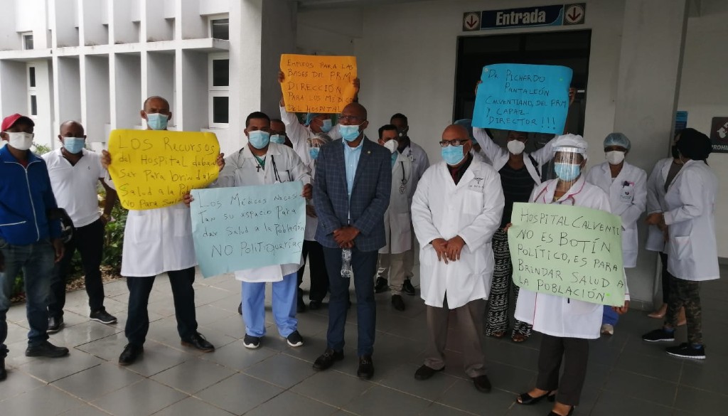 Siguen protestas de los médicos del Calventi en rechazo a nuevo nuevo director 