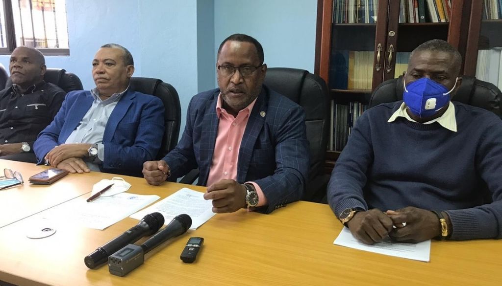 Ex empleados del IDSS denuncian instituciones del Estado no les reciben 