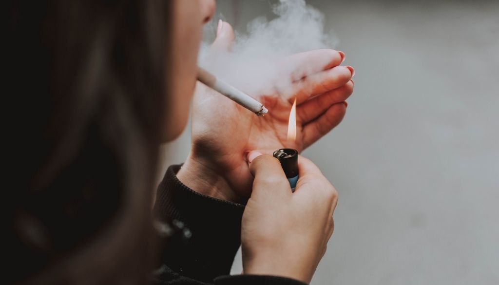 Los fumadores tienen un mayor riesgo de COVID-19 grave 