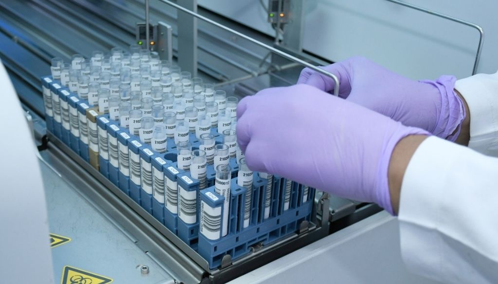 Laboratorio Nacional dispone de capacidad para procesar cinco mil pruebas diarias 
