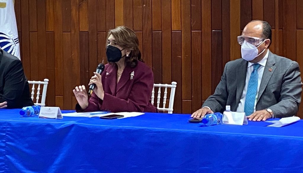 Vacunan 373 trabajadores de la salud sin efectos adversos 