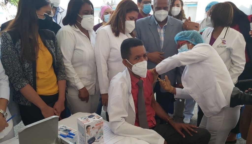 Hospital Robert Reid inicia jornada vacunación contra COVID-19 