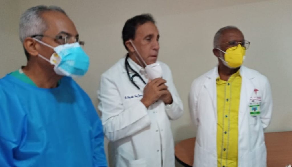 Clínica Cruz Jiminián vacuna su personal 