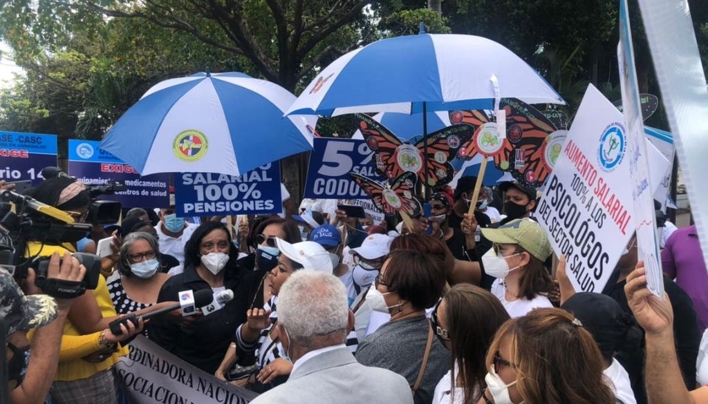 Personal salud protesta en demanda aumento salarial de un 100% 