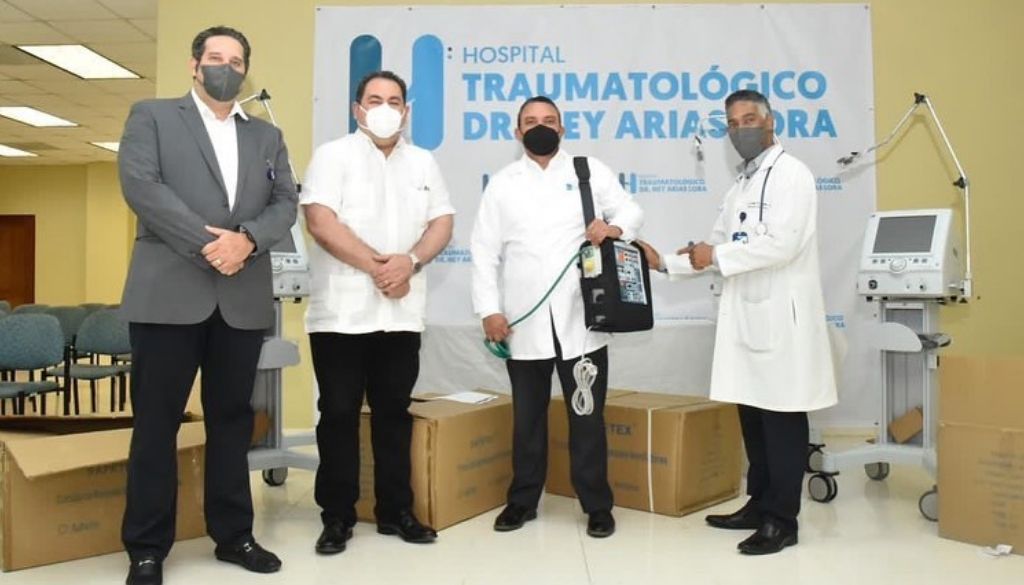 Entregan equipos al hospital Ney Arias Lora 