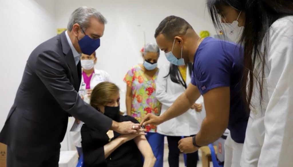 Madre del presidente se aplica vacuna contra COVID-19 