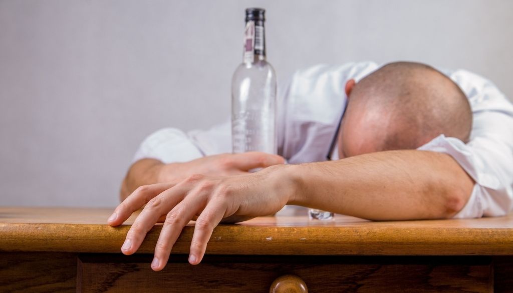 Más del 4% de los cánceres se atribuyen a consumo de alcohol, según estudio 