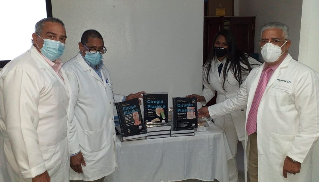 Entregan libros de Cirugía Plástica a Residencia Médica del Gautier 