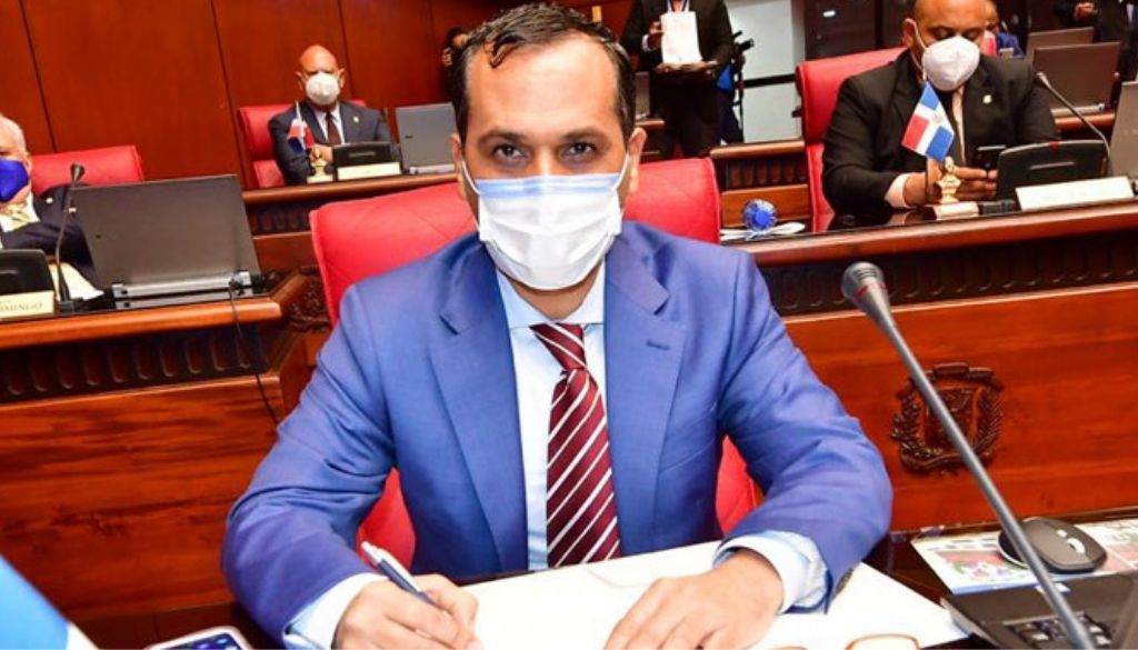 Senador de La Romana apoya marcha del Colegio Médico 