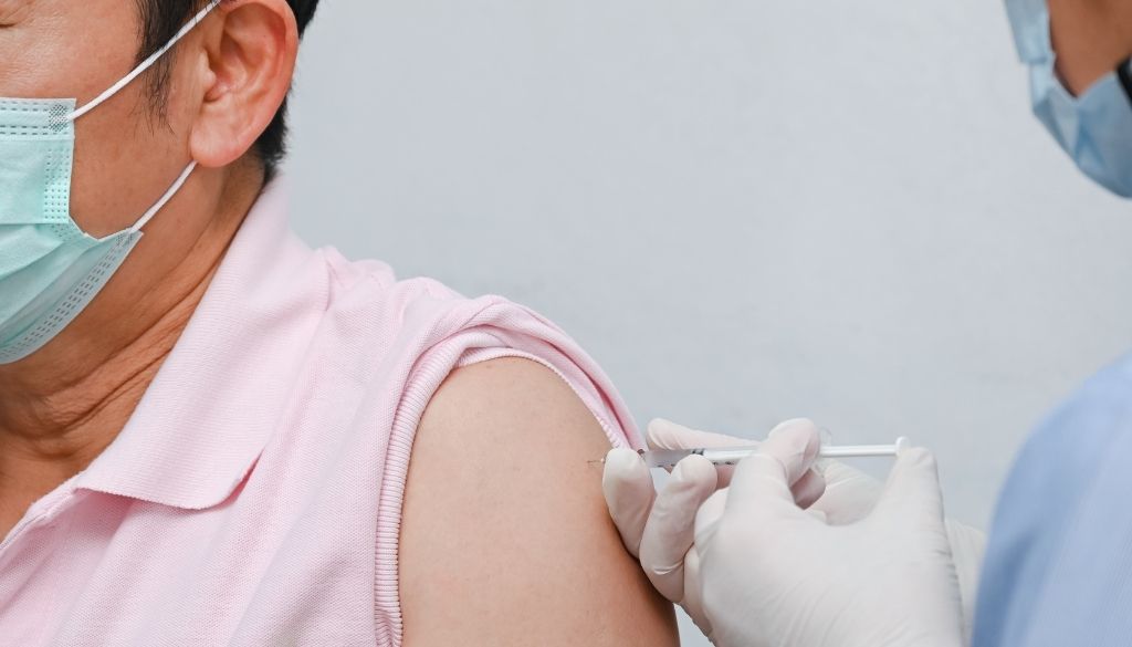 FDA autoriza cuarta dosis vacuna para mayores de 50 años 