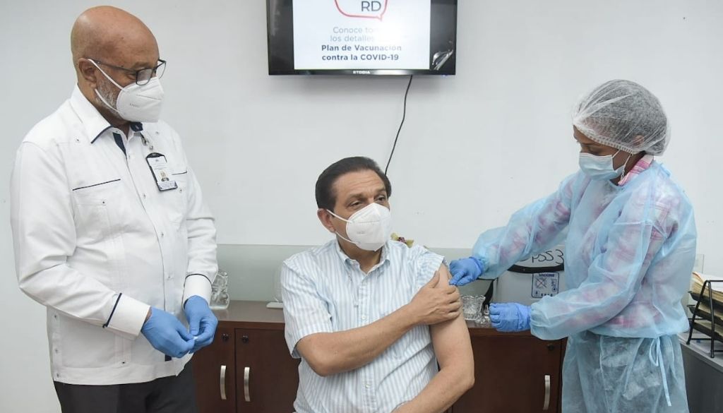 Ministro de Salud recibe vacuna Sinovac contra COVID-19 