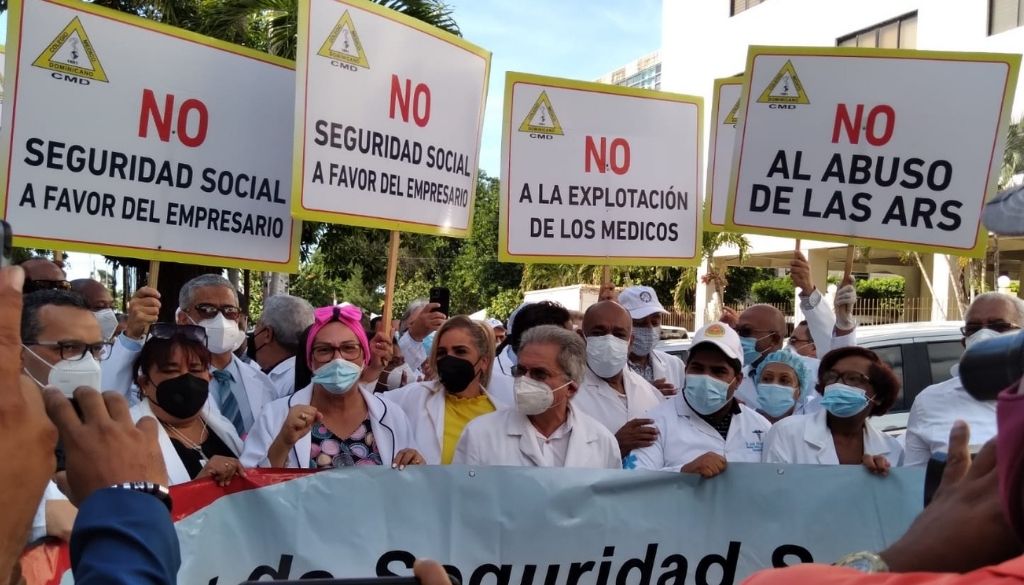 Colegio Médico acusa a superintendente de Salud de  “apandillarse” con empresarios 