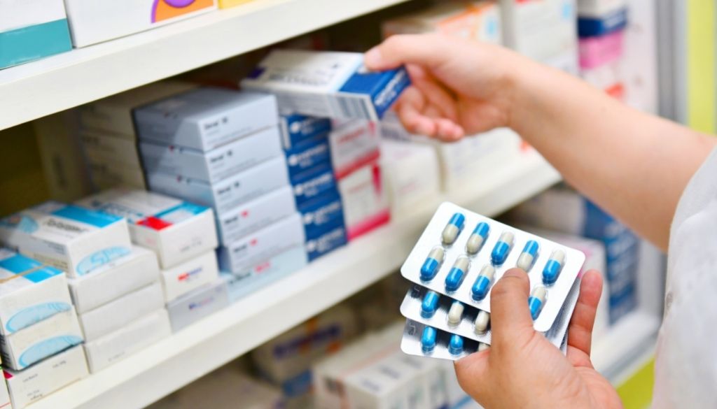 Advierten riesgos de comprar medicamentos en colmados 
