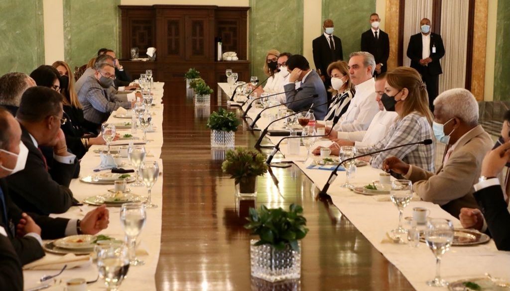 Presidente pide a medios apoyar jornada de vacunación 