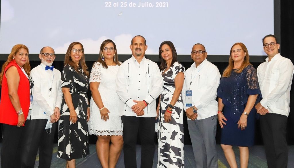 Ginecólogos eligen al doctor César López como presidente 