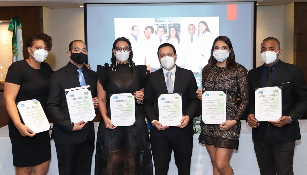 Liga  Contra el Cáncer celebra graduación médicos oncólogos 