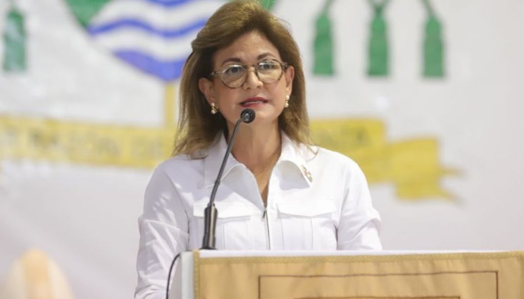 Vicepresidenta supervisa vacunación en provincia Duarte 