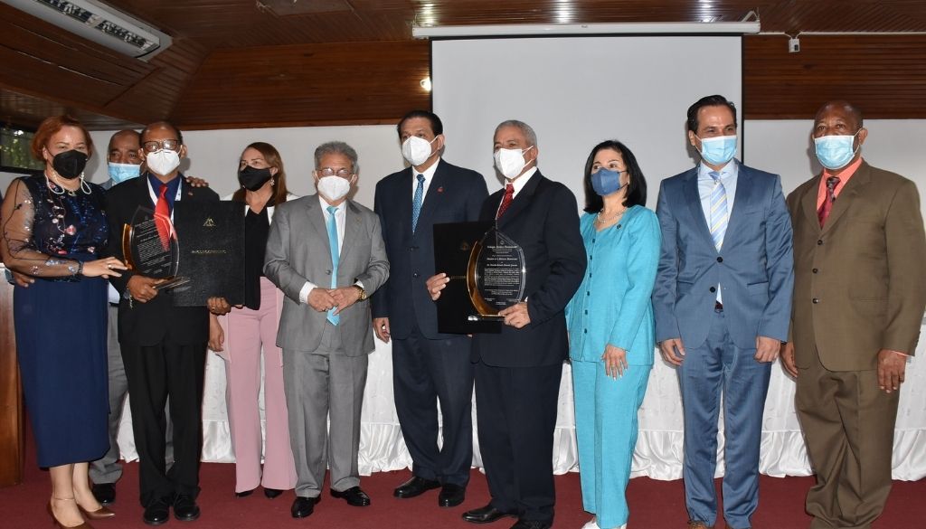 Colegio Médico reconoce a Maestros de la Medicina Dominicana 2021 (VIDEO) 