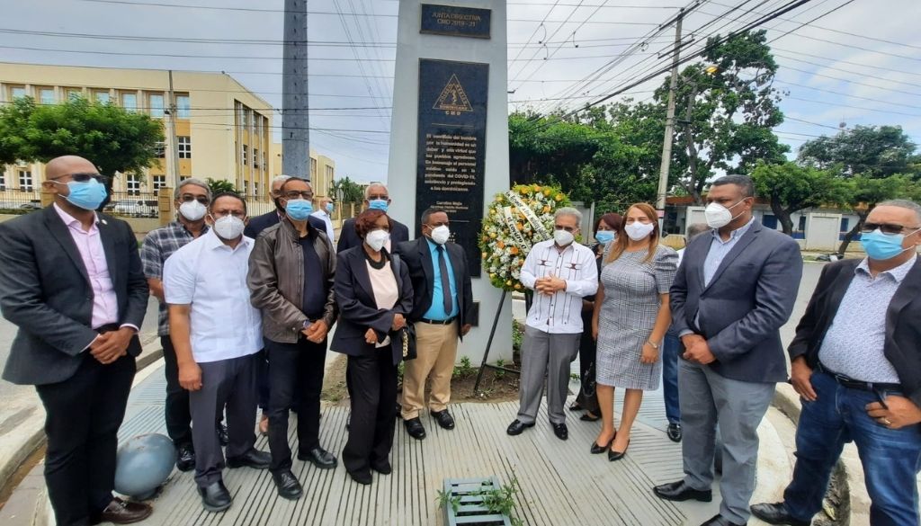 Colegio Médico rinde homenaje a más de 60 médicos muertos con COVID-19 