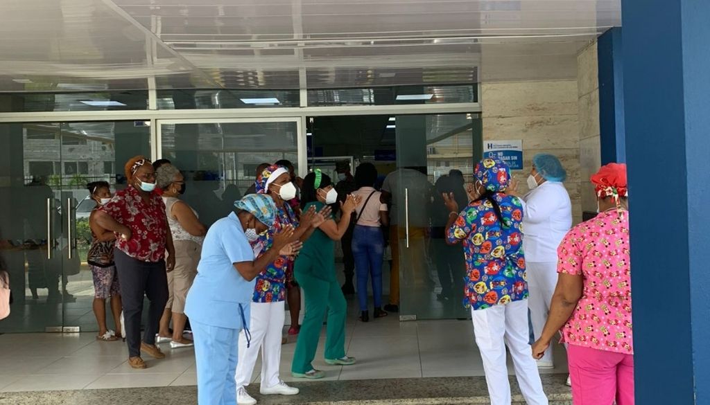Personal de enfermería realiza piquete en demanda de incentivos 