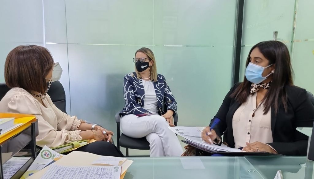 Discuten oportunidades de cobertura en salud para personal de la UNPHU 
