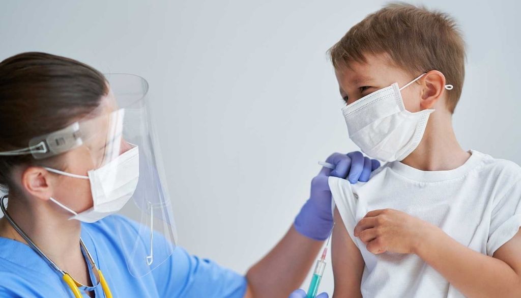 Colegio Médico llama a Gobierno aprobar vacunas COVID-19 para niños entre 5 y 11 años 