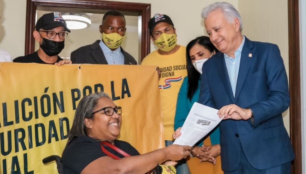 Coalición Seguridad Social entrega Carta Ciudadana al senador Antonio Taveras 