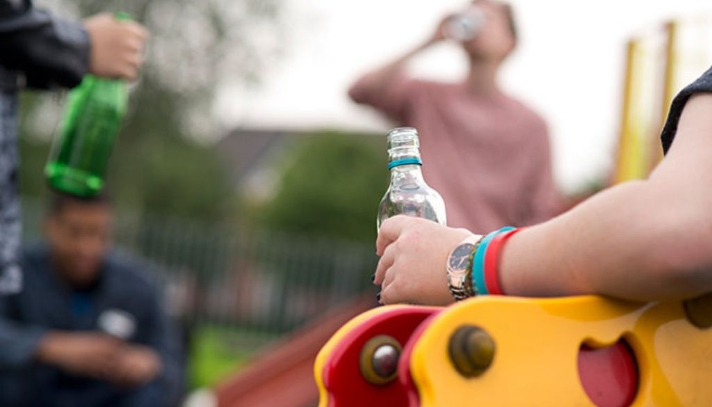 Llaman evitar ingesta bebidas alcohólicas en menores 