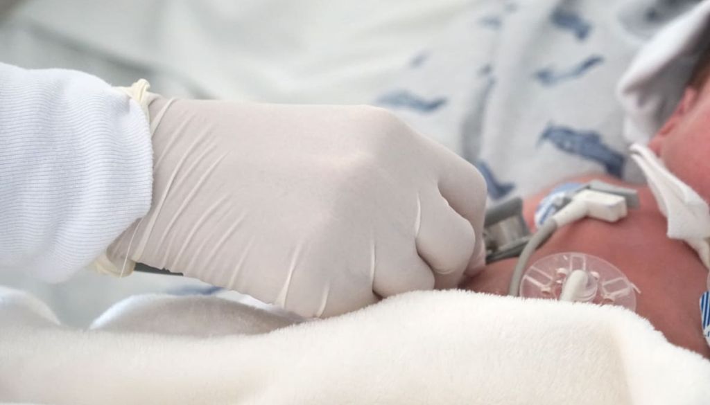 Médico dominicano participará en simposio internacional de cuidados críticos pediátricos 