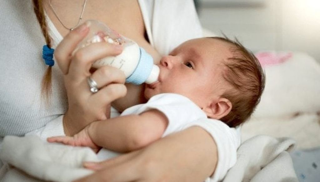 Asocian metodo alimentación en bebés a similitud con microbiota oral de la madre 
