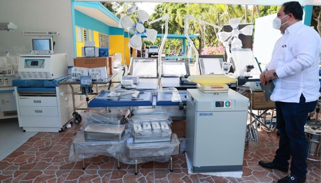 Entregan equipos a hospitales del Cibao 