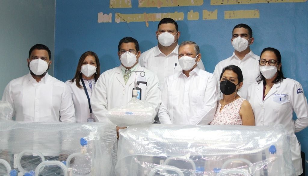 Donan incubadoras a hospital de Santiago 