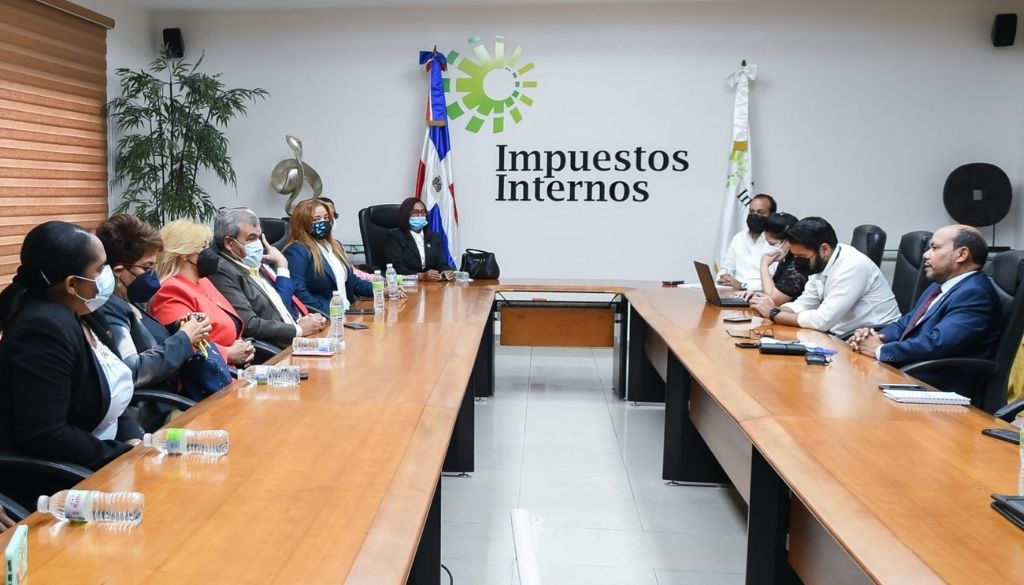 Médicos discuten impuestos con DGII 