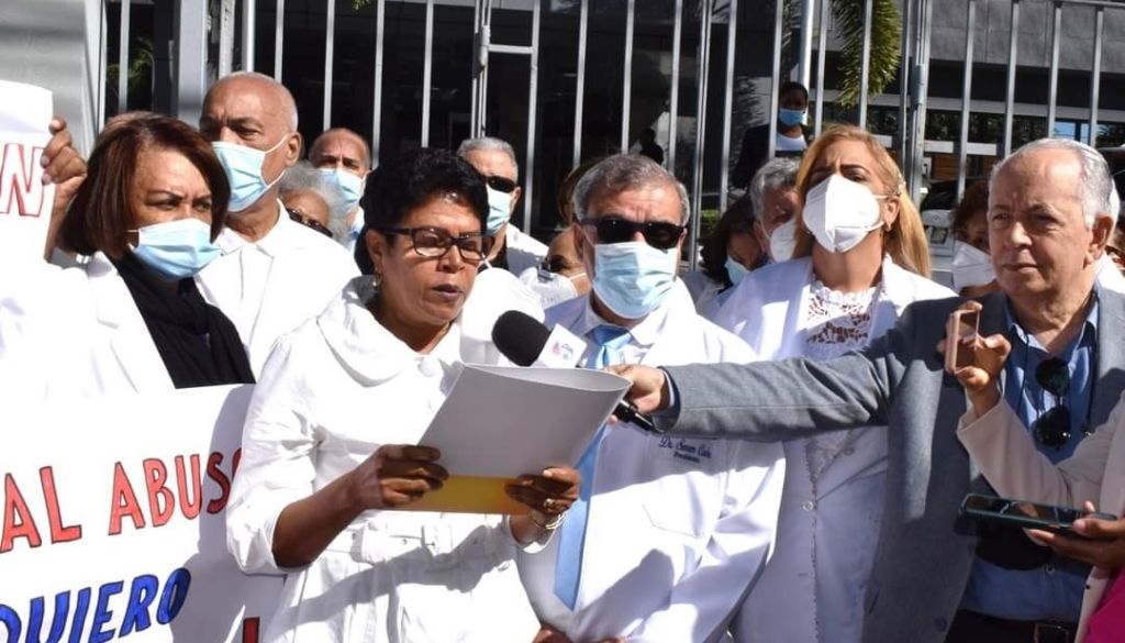 Denuncian centenares de médicos pensionados están en el limbo 