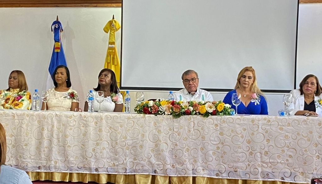 Colegio Médico Dominicano reconoce a cinco doctoras (VIDEO)  