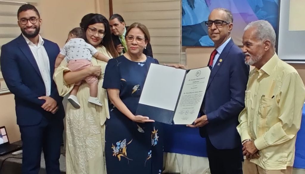 Reconocen médicos salubristas de Santiago  