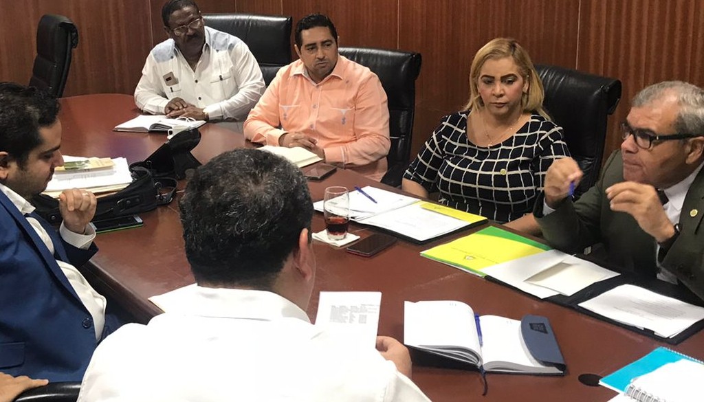 Médicos y autoridades del SNS se reúnen 