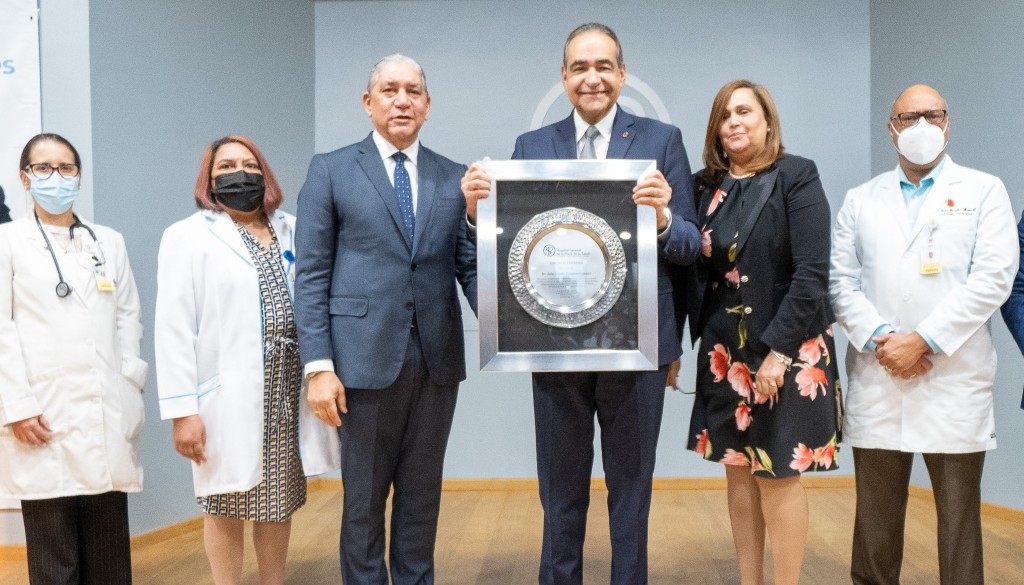 Reconocen al  doctor Julio Amado Castaños Guzmán 